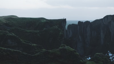 岩层在白云白天
